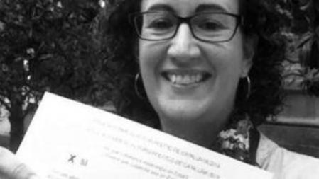 La número dos de ERC, Marta Rovira, sostiene una papeleta para votar el 9N