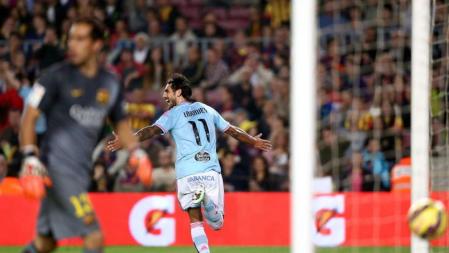 El delantero del Celta de Vigo Joaquín Larrivey celebra su gol ante el Barça