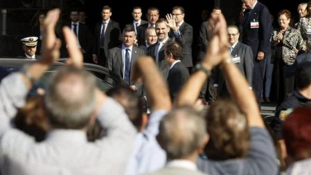 El rey Felipe VI saluda a su salida del Auditorio de la Diputación de Alicante tras inaugurar el XVII Congreso Nacional de la Empresa Familiar, uno de los principales foros económicos del país en el que politicos, empresarios y expertos exponen su visión sobre si la recuperación económica se ha consolidado en España