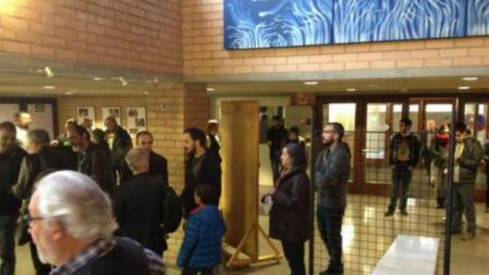 Preparativos en un punto de votación en el 9N en el Olot