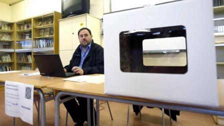 El líder de ERC, Oriol Junqueras, en la mesa en la que ejerce de voluntario en Sant Vicenç dels Horts durante la votación del 9N