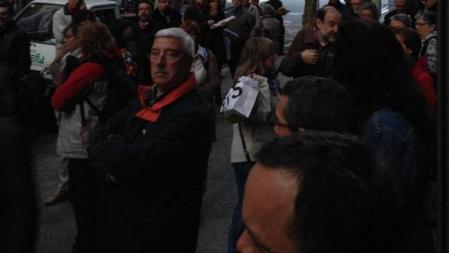 Ciudadanos esperando para votar antes de que abran las urnas en el 9N Barcelona