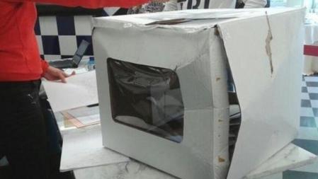 Imagen de una de las urnas destrozadas por el grupo de fascistas en la escuela de hosteleria de Girona