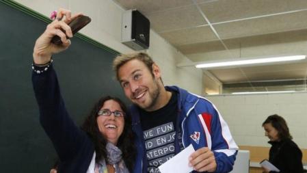 Algunos ciudadanos han aprovechado para hacerse una selfie mientras votaban, para inmortalizar un momento histórico