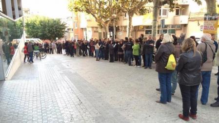 Colas en Mataró a la espera de la apertura de las urnas del 9N
