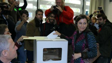La presidenta de la ANC, Carme Forcadell, votando en Sabadell