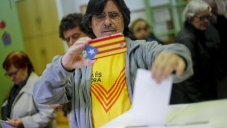 Un hombre vota e inmortaliza el momento fotografíándolo con un móvil cuya carcasa es independentista también