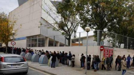 Las colas fueron una constante durante toda la jornada de votación en el 9N