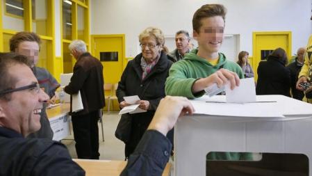 Un adolescente de 16 años, deposita su papeleta en el Institut Lluís de Peguera de Manresa