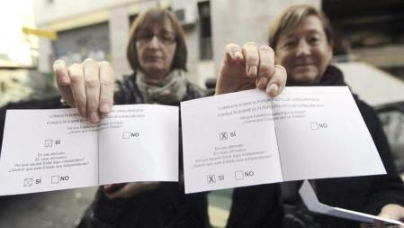 Dos mujeres muestras sus papeletas en la jornada participativa, sin carácter vinculante, convocada hoy para que los catalanes se pronuncien sobre la independencia de Catalunya, proceso que está suspendido por el Tribunal Constitucional (TC) a petición del Gobierno