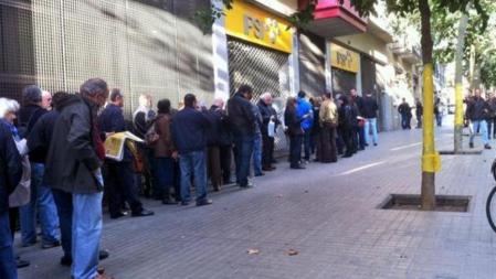 La gente se empieza a agolpar ante las puertas del colegio IPSI de Barcelona