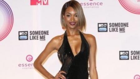 Vestido que le jugó una mala pasada a Jourdan Dunn al entregar el premio a Micki Minaj