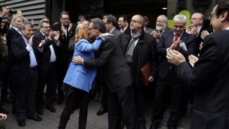 El presidente de la Generalitat, Artur Mas (c), es recibido con aplausos por los miembros de la ejecutiva y los trabajadores de CDC