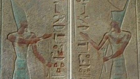 La faraón Hatshepsut (1490-1468 a. C.) con la corona del alto Egipto, a la izquierda, y con la del bajo Egipto, a la derecha. Los reyes solían llevar puesta la doble corona como símbolo de unión de los dos reinos
