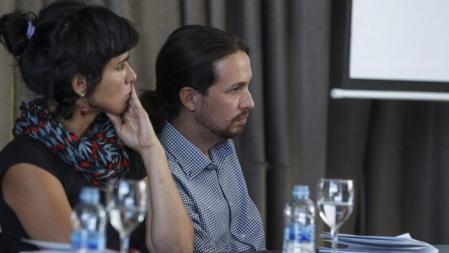 Teresa Rodríguez, junto a Pablo Iglesias en una comparecencia