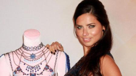 Adriana Lima presenta su 'Fantasy Bra' en versión azul, valorado en 1,6 millones de euros