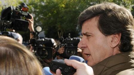 Cayetano Martínez de Irujo, hijo de la duquesa de Alba, Cayetana Fitz-James Stuart, a su llegada a la clínica Sagrado Corazón de Sevilla, donde permanece ingresada