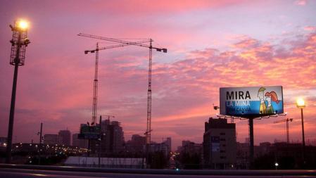 Cartel promocional del Pla de Transformació de La Mina, en una imagen tomada en 2007