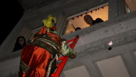 Los Reyes Magos de Igualada suben hasta los balcones de las casas para repartir regalos