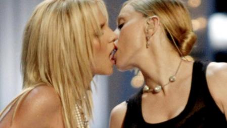 Britney Spears, izquierda, y Madonna durante su famoso beso en la actuación de los MTV Video Music Awards en el Radio City Music Hall de New York