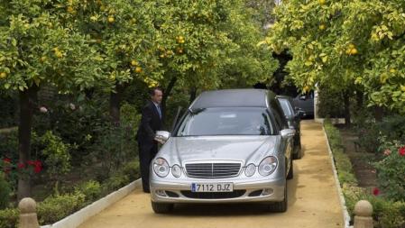 El coche fúnebre con los restos de la XVIII duquesa de Alba,Cayetana Fitz-James Stuart,fallecida a los 88 años de edad, a su salida del Palacio de las Dueñas en Sevilla camino a la sede del ayuntamiento, donde quedará instalada la capilla ardiente.