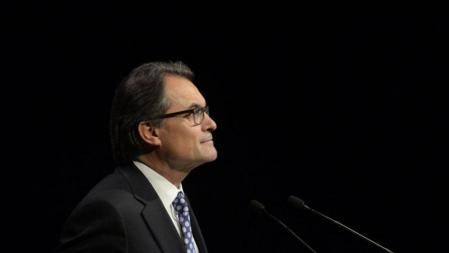 Artur Mas observa el auditorio que le escucha durante su conferencia 'Després del 9N: temps de decidir, temps de sumar'