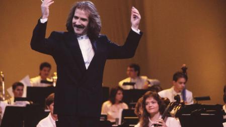 Luis Cobos se hizo popular especialmente por sus versiones entrecruzadas de música clásica, zarzuela, pasodobles y rancheras, música que tiñó de un pop azucarado que alcanzó altas cotas de popularidad.