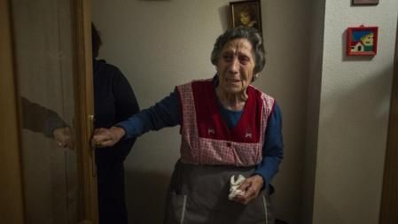 Doña Carmen, de 85 años, perdió su casa de Vallecas por el impago de una deuda de su hijo. Jémez, entrenador del Rayo, dijo que esta imagen le impulsó a ayudar.