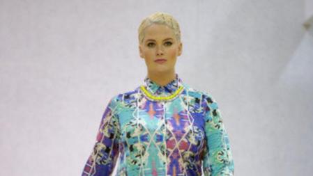 La modelo Hayley Hasselhoff sobre la pasarela de la última edición de la Semana de la Moda de Londres