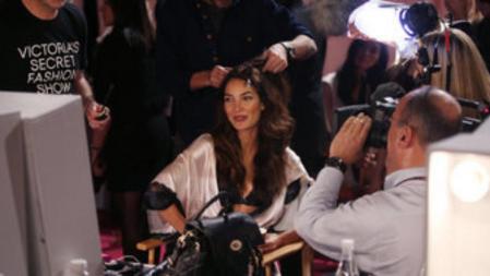 Lily Aldridge en el backstage del desfile del Victoria's Secret Fashion Show 2014