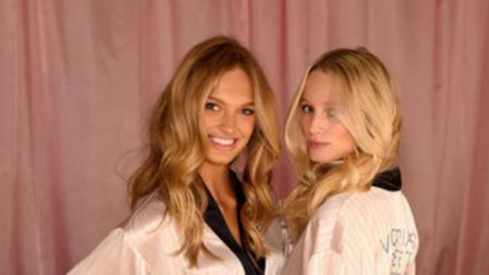 Romee Strijd y Maud Welzen en el backstage del desfile del Victoria's Secret Fashion Show 2014