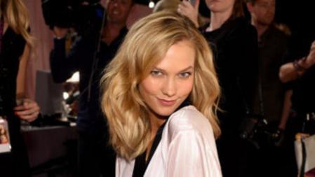 Karlie Kloss en el backstage del Victoria's Secret Fashion Show 2014
