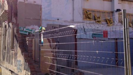 Detalle de las vallas y los sacos de cemento en el patio de Can Vies, este diciembre