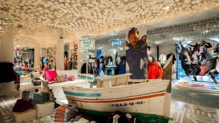 Interior de la tienda Desigual de Plaza Catalunya de Barcelona