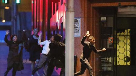 Rehenes escapan del café donde estaban secuestrados en Sydney