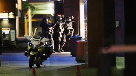Policías armados acceden al Lindt Café de Sydney para finalizar el secuestro con rehenes
