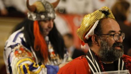 Dos hombres disfrazados que han acudido al Teatro Real de Madrid para asistir en directo al sorteo extraordinario de Navidad, el más esperado del año, que distribuye hoy 2.240 millones de euros en más de 24 millones de premios que, por primera vez, se podrán empezar a cobrar en esta misma jornada, a partir de las 18.00 horas. EFE/Fernando Alvarado