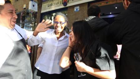 Alegría en la administración de la calle Zurbano en Madrid que ha repartido el Gordo de la Lotería de Navidad