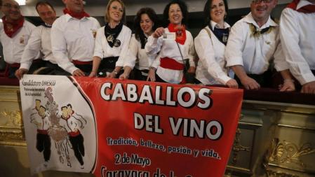 Un grupo de personas de los que han acudido al Teatro Real de Madrid para asistir en directo al sorteo extraordinario de Navidad, el más esperado del año, que distribuye hoy 2.240 millones de euros en más de 24 millones de premios. EFE/Fernando Alvarado