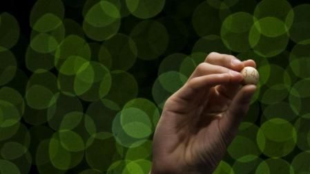 Detalle de la bola con el número 13.437, agraciado con el premio Gordo, que han cantado los niños de San Ildefonso Ismael Rastrelli Mekerbech y Janna Flores Villavicencio, en el sorteo extraordinario de la Lotería de Navidad