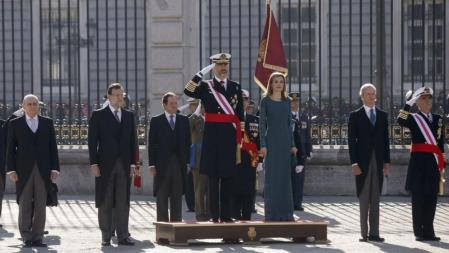 Felipe VI, durante la celebración de la Pascua Militar, escucha el himno acompañado por Letizia y flanqueado por el presidente del Gobierno, Mariano Rajoy; los ministros de Defensa, Pedro Morenés; e Interior, Jorge Fernández Díaz y el jefe del Estado Mayor de la Defensa, almirante Fernando García Sánchez.