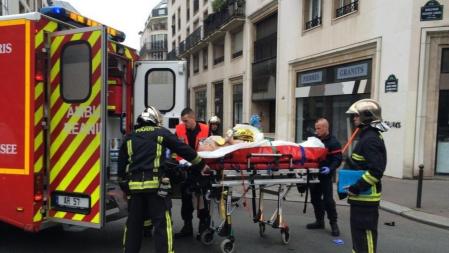Los servicios sanitarios retiran una de las víctimas tras el atentado, en París, contra la revista 'Charlie Hebdo'