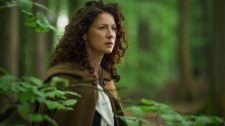 Caitriona Balfe en una escena de la serie Outlander.