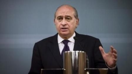 El ministro del Interior, Jorge Fernández Díaz, durante la rueda de prensa que ha ofrecido , tras una reunión con representantes de los cuerpos de seguridad del país, en la que ha informado de que el Gobierno español elevó el nivel de alerta antiterrorista, tras el atentado perpetrado hoy contra el semanario Charlie Hebdo en París.