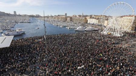 Miles de personas se manifestaron en Marsella en solidaridad con las víctimas del yihadismo.