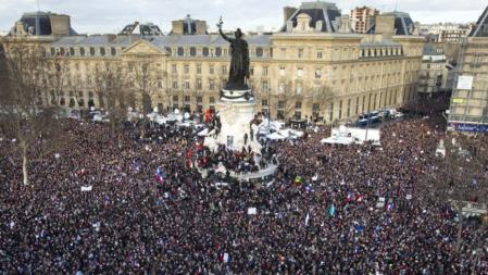 Toma superior de la abarrotada plaza de la República.