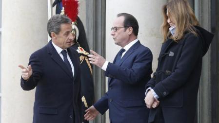 El presidente Francois Hollande recibe al ex presidente Nicolas Sarkozy y su esposa Carla Bruni a las puertas del Elíseo