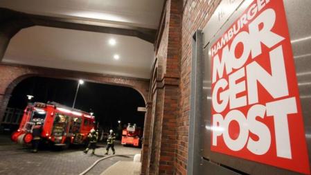 Bomberos en el patio del periódico alemán Hamburger Morgenpost, atacado por publicar las viñetas de Mahoma del 'Charlie Hebdo'