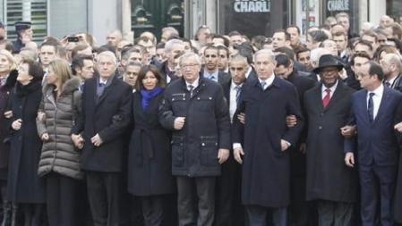 Foto de familia de los líderes que han arropado a Hollande en el acto de París contra el terrorismo yihadista