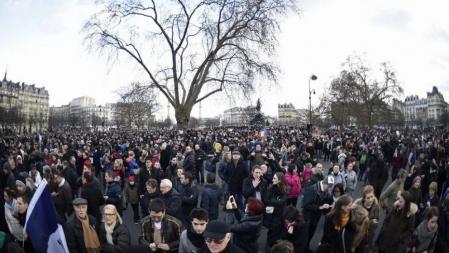 Ciudadanos en la plaza de la Nación de París, participando en la gran manifestación unitaria contra el terrorismo